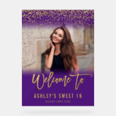 Moderner Lila Gold Glitzer Sweet 16 Foto Willkomme Acrylschild (Vorderseite)