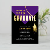 Moderner Lila Grad Cap Abschluss Folieneinladung (Stehend vorne)