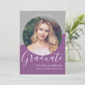 Moderner Lila grauer Girl Foto Abschluss Einladung (Stehend Vorderseite)