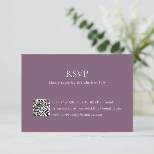 Moderner Lila QR-Code Elegante Hochzeit RSVP Karte (Stehend Vorderseite)