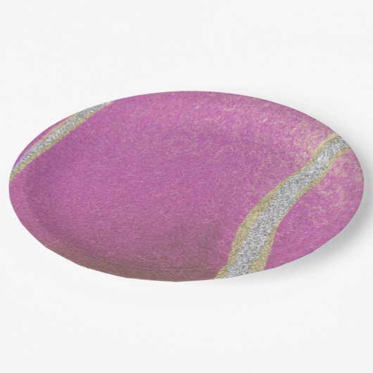 Moderner Lila Tennisball in Rosa Pappteller (Schrägansicht)