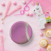 Moderner Lila Tennisball in Rosa Pappteller (Party)