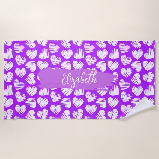 Moderner Lila weißer Doodled Herzname Valentine Strandtuch (Vorderseite)