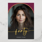 Moderner Minimal Burgundy Arch Fortieth Birthday Folieneinladung (Vorderseite)