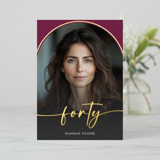Moderner Minimal Burgundy Arch Fortieth Birthday Folieneinladung (Stehend vorne)