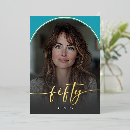 Moderner Minimal Türkis Arch Fiftieth Birthday Folieneinladung (Stehend vorne)