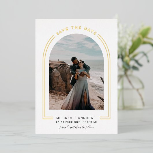 Moderner Minimalbogen Save the Date Folieneinladung (Stehend vorne)