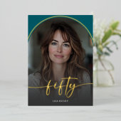 Moderner Minimaler Aquamariner Bogen Fünfzigjährig Folieneinladung (Stehend vorne)