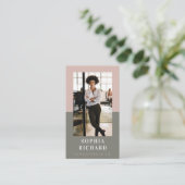 Moderner Minimaler QR-Code für rosa und graue Busi Visitenkarte (Stehend Vorderseite)