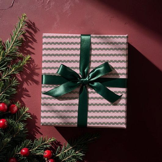 Moderner minimaler Retro-Wavy Green & Pink Stripe Geschenkpapier