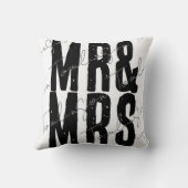 Moderner Minimalist personalisiert Mr. and Mrs. Kissen (Rückseite)
