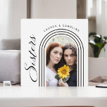 Moderner Minimalistisch Sisters Foto Arch Fotoplatte<br><div class="desc">Dieses moderne stilvolle Plaque-Design ist ein besonderes Geschenk für Ihre Schwester, ob Familienmitglied oder Studentinnenverbindung. Freuen Sie sich auf eine zeitgenössische geometrische Bogenrahmenvorlage, die Sie mit Ihrem ausgewählten Foto personalisieren. Feiern Sie Ihre Beziehung der Schwestern und besonderen Zeiten zusammen mit diesem maßgeschneiderten Geschenk, das Ihre besondere Bindung und Hingabe zueinander...</div>