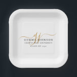 Moderner Minimalistischer Abschluss mit Gold Scrip Pappteller<br><div class="desc">Ein schlichter moderner,  minimalistischer Abschluss Papier-Teller mit goldenen Schriftzeichen und Namen,  Schule und schließ-Jahrgang,  darunter schwarz. Ein stilvoller Monogramm-Stiltopper.</div>