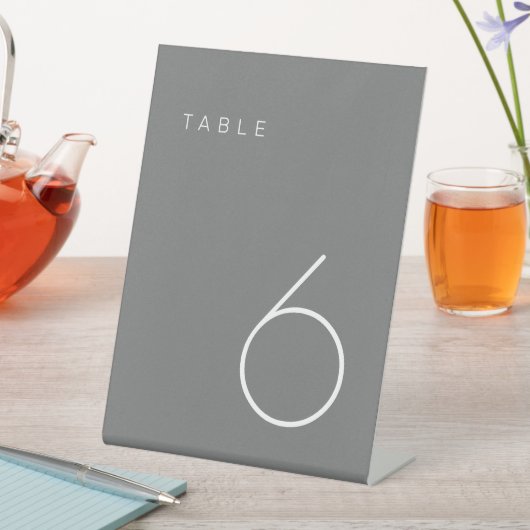 Moderner Minimalistischer Grautisch mit weißer Tis Sockelschild (In Situ)