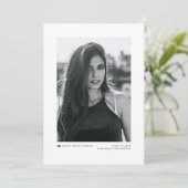 Moderner Minimalistischer Navy Blue Abschluss Ankündigung (Stehend Vorderseite)