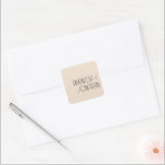 Moderner Minimalistischer Pastel-Hochzeitstag-Umsc Quadratischer Aufkleber<br><div class="desc">Moderner Minimalistischer Pastel Wedding Umschlag Aufkleber Diese minimalistisch pastellfarbenen Umschlag Aufkleber sind perfekt für eine Hochzeit. Das Design besticht durch moderne Blockbriefe auf einem pastellfarbenen Mandelboden. Personalisieren Sie das Etikett mit den Namen der Braut und des Bräutigams. Sie können dieses Design auf jedes Zazzle-Produkt übertragen. Wenn Sie Hilfe beim Transfer...</div>