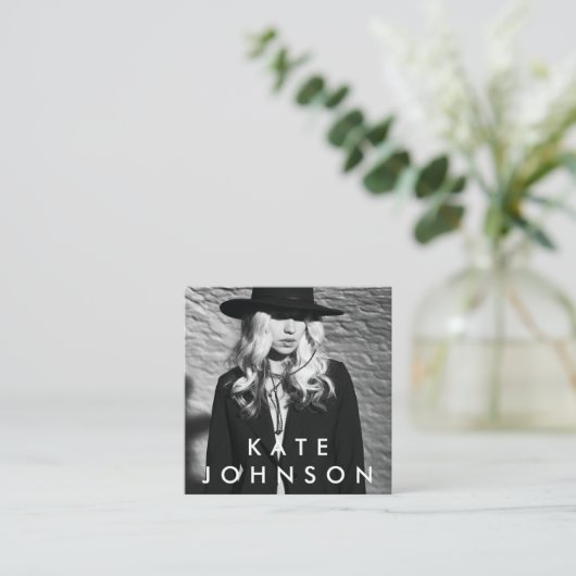 Moderner Minimalistischer QR-Code für Berufliches Quadratische Visitenkarte (Stehend Vorderseite)