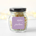 Moderner Minimalistischer Script-Lavendel | Hochze Quadratischer Aufkleber<br><div class="desc">Diese eleganten,  minimalistischen Hochzeitsaufkleber sind mit weißer,  moderner Schrift-Typografie und sauberem Sans Serif-Text auf einem farbenfrohen pastellfarbenen Lavendel-lila Hintergrund für ein einfaches und stilvolles Design,  das Sie Liebe.</div>