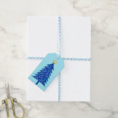 Moderner Minimalistischer Weihnachtsbaum mit blaue Geschenkanhänger (Mit Garn)
