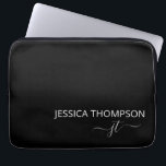 Moderner Monogram Name Stilvoll Schwarz-weiß Laptopschutzhülle<br><div class="desc">Maßgeschneiderter mit Monogramm Skriptname und Initialen modern und niedlich,  mädchenhaft schwarz und weiß hinzufügen Laptop Sleeve personalisiert und perfekt für das Büro oder die Schule.</div>
