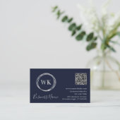 Moderner Monogram Navy Silver QR Code Visitenkarte (Stehend Vorderseite)
