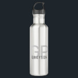 Moderner Monogramm Name Grau Silber Personalisiert Edelstahlflasche<br><div class="desc">Berufliche und schlichte personalisierte Edelstahlflasche aus Silber und Grau mit einem einfachen,  individuellen Maskulinmonogramm mit 2 Anfangsbuchstaben und Namen,  mit denen Sie an beliebigen Schriftart oder Farben bearbeiten können,  um eine elegante Metallflasche zu entwerfen,  die in Büros oder Schulen hervorragend aussieht.</div>