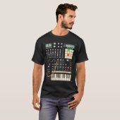 Moderner Musikproduzent und elektronischer Musiker T-Shirt (Vorne ganz)