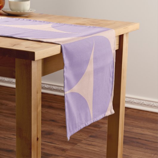 Moderner Musterlavender Mitte des Jahrhunderts Kurzer Tischläufer (Beispiel)