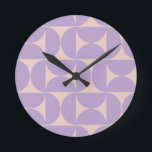 Moderner Musterlavender Mitte des Jahrhunderts Runde Wanduhr<br><div class="desc">Retro Mitte Jahrhundert Modernes Muster - Abstrakte geometrische Formen - Minimalistisches Muster in Lavendel / lila / lila und beige.</div>