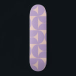 Moderner Musterlavender Mitte des Jahrhunderts Skateboard<br><div class="desc">Retro Mitte Jahrhundert Modernes Muster - Abstrakte geometrische Formen - Minimalistisches Muster in Lavendel / lila / lila und beige.</div>