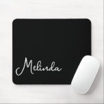 Moderner Name Chic Black & White Mousepad<br><div class="desc">Moderner Name Chic Black & White Mouse Pad. Das trendige Design zeichnet sich durch weißen Text auf schwarz aus. Personalisieren Sie mit Ihrem Namen. Wir laden Sie ein,  unseren Shop,  GJ Design Co,  zu besuchen,  um sich ein passendes Produkt und unser wachsendes Designangebot anzusehen.</div>