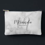Moderner Name der Personalisierten Bridesmaid Mono Zubehörtasche<br><div class="desc">Fügen Sie Ihrer Hochzeit eine persönliche Touch mit einem personalisierten Brautjunggeschenk hinzu. Dieses Design zeichnet sich durch den personalisierten Namen der Brautjungfrau aus, der im Stil eines grauen, modernen Drehbuch-Schriftartes und in Monogramm im hellgrauen, modernen Schriftart-Stil gehalten ist. Der Hintergrund ist mit dem Schriftart in grauem, modernem Sans-Serif auf weißem...</div>