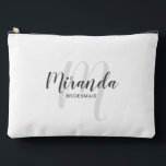 Moderner Name der Personalisierten Bridesmaid Mono Zubehörtasche<br><div class="desc">Fügen Sie Ihrer Hochzeit eine persönliche Touch mit einem personalisierten Brautjunggeschenk hinzu. Dieses Design zeichnet sich durch den personalisierten Namen der Brautjungfrau aus, der im Stil eines grauen, modernen Drehbuch-Schriftartes und in Monogramm im hellgrauen, modernen Schriftart-Stil gehalten ist. Der Hintergrund ist mit dem Schriftart in grauem, modernem Sans Serif auf...</div>