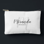 Moderner Name der Personalisierten Bridesmaid Mono Zubehörtasche<br><div class="desc">Fügen Sie Ihrer Hochzeit eine persönliche Touch mit einem personalisierten Brautjunggeschenk hinzu. Dieses Design zeichnet sich durch den personalisierten Namen der Brautjungfrau aus, der im Stil eines grauen, modernen Drehbuch-Schriftartes und in Monogramm im hellgrauen, modernen Schriftart-Stil gehalten ist. Der Hintergrund ist mit dem Schriftart in grauem, modernem Sans Serif auf...</div>
