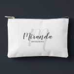 Moderner Name der Personalisierten Bridesmaid Mono Zubehörtasche<br><div class="desc">Fügen Sie Ihrer Hochzeit eine persönliche Touch mit einem personalisierten Brautjunggeschenk hinzu. Dieses Design zeichnet sich durch den personalisierten Namen der Brautjungfrau aus, der im Stil eines grauen, modernen Drehbuch-Schriftartes und in Monogramm im hellgrauen, modernen Schriftart-Stil gehalten ist. Der Hintergrund ist mit dem Schriftart in grauem, modernem Sans Serif auf...</div>