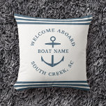 Moderner Name des benutzerdefinierten Schiffes Wil Kissen<br><div class="desc">Moderne minimalistische,  benutzerdefinierte Bootsnamen werfen Kissen in staubblauem Blau mit nautischen Streifen und Anker lesen WELCOME ABOARD,  sowie den Namen der Marina,  Dock,  Yacht Club,  oder Stadt.</div>