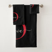 Moderner Name des roten Monogram-Skripts für das S Badhandtuch Set (Insitu)