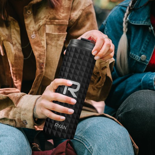 Moderner Name Initial auf schwarzen Dreiecke Muste Thermosbecher