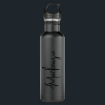 Moderner Name Schwarz auf schwarz Personalisiert Edelstahlflasche<br><div class="desc">Einzigartige,  personalisierte Schwarz-Schwarz-Monochrome-Wasserflasche mit einem einfachen,  modischen Schriftbild-Monogramm-Namen,  mit dem Sie an jeden Schriftart oder jede Farbe anpassen können,  um eine elegante Metallflasche zu entwerfen,  die in klassischem und schicken Schwarz in Büros oder Schulen großartig aussieht.</div>