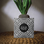 Moderner Name Schwarz/Weiß Geometrie Fliese<br><div class="desc">Modernes und personalisiertes Dekorfliesen-Design mit einem nahtlosen Muster in Schwarz und Weiß,  mit einem schwarzen Kreis in der Mitte und dem eigenen Familiennamen.</div>