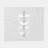 Moderner Name und Monogramm | Light & Dark Grau Wh Fleecedecke (Vorderseite (Horizontal))