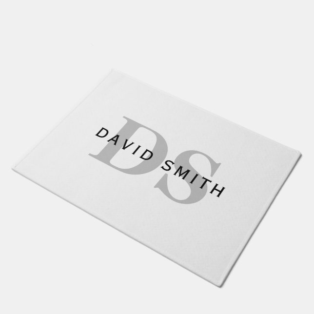 Moderner Name und Monogramm | Weiß Schwarz & Grau Fußmatte (Schrägansicht)