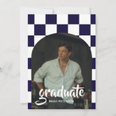 Moderner Navy Blue Checkered Arch Foto Abschluss Einladung (Vorderseite)