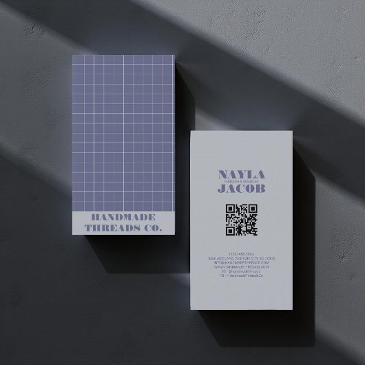 Moderner Navy Blue Checkered Muster QR Code Visitenkarte