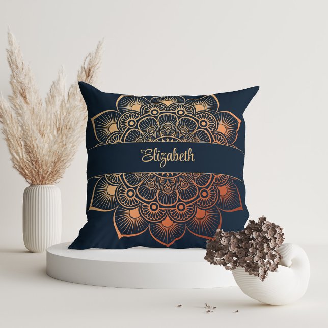 Moderner Navy Blue Mandala Individuelle Name Kissen (Modern Navy Blue Mandala Custom Name Throw Pillow on white room with dry flowers.)