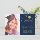 Moderner Navy Gold Script Foto Uni-Abschluss Ankündigung (Stehend Vorderseite)