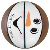 Moderner Niedlicher Schneemann gegenüber dem Winte Basketball (Vertikal)