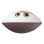 Moderner Niedlicher Schneemann gegenüber dem Winte Football (Gedreht 90)