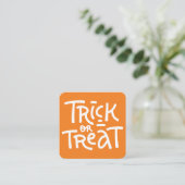 Moderner Niedlicher Typografie-Trick oder -Treaten Begleitkarte (Stehend Vorderseite)