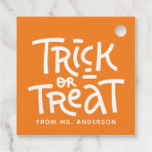 Moderner Niedlicher Typografie-Trick oder -Treaten Geschenkanhänger (Rückseite)